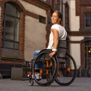 Frau im Rollstuhl Aktivrollstuhl grau orange