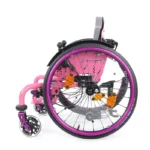 Kinderrollstuhl Mio in girlypink mit violettem Greifring und Lenkrädern