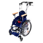 Rollstuhl mit Holzarmlehnen