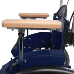 Rollstuhl mit Armlehnen aus Holz
