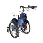 Rollstuhl mit Holzarmlehnen